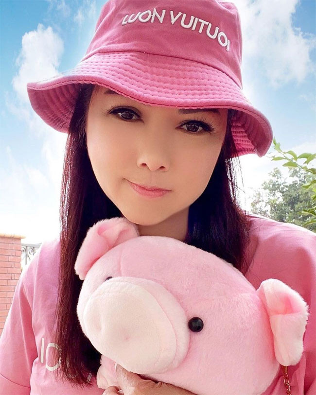 Mũ và áo phông đều màu hồng, trông Phương Loan trẻ như cô bé tuổi teen mộng mơ.