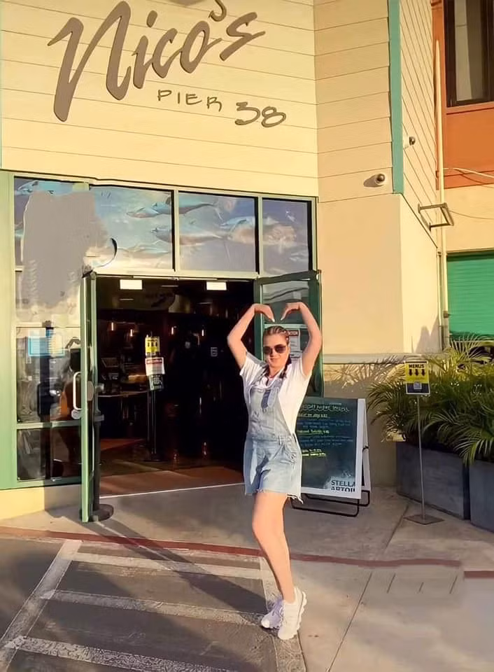 Trang phục đời thường của Phương Loan thường là chân váy ngắn kết hợp với áo len, áo phông hoặc quần jeans yếm.