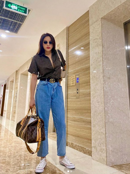 Trang phục tưởng chừng đơn giản nhưng những món phụ kiện mà Kỳ Duyên mang trên người đều là hàng hiệu đắt tiền.