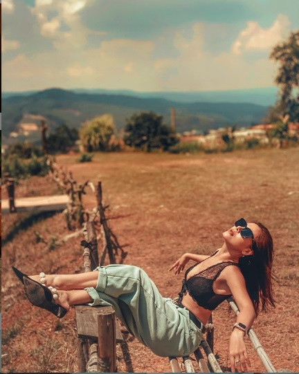 Tuy vậy, nữ diễn viên cũng có thể biến hóa đa dạng và linh hoạt trong phong cách để phù hợp với công việc cũng như hoàn cảnh.