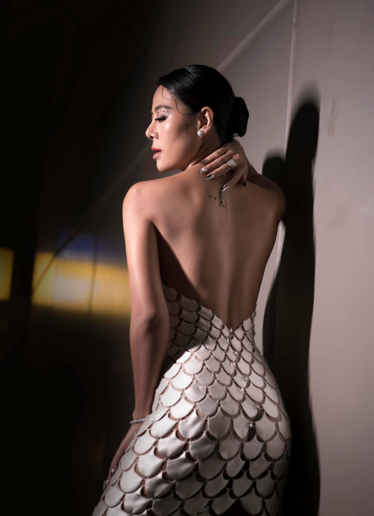 Ngoài đời, Nam Thư vốn là một người đẹp có tính cách thẳng thắn và quyết đoán. Không chỉ vậy, nữ diễn viên còn thu hút bởi vẻ ngoài cá tính, nhan sắc lẫn phong cách thời trang ngày càng "thăng hạng".