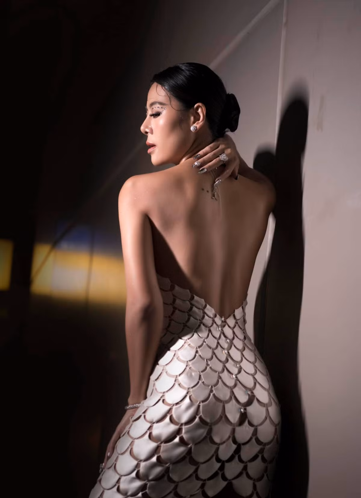 Ngoài đời, Nam Thư vốn là một người đẹp có tính cách thẳng thắn và quyết đoán. Không chỉ vậy, nữ diễn viên còn thu hút bởi vẻ ngoài cá tính, nhan sắc lẫn phong cách thời trang ngày càng "thăng hạng".