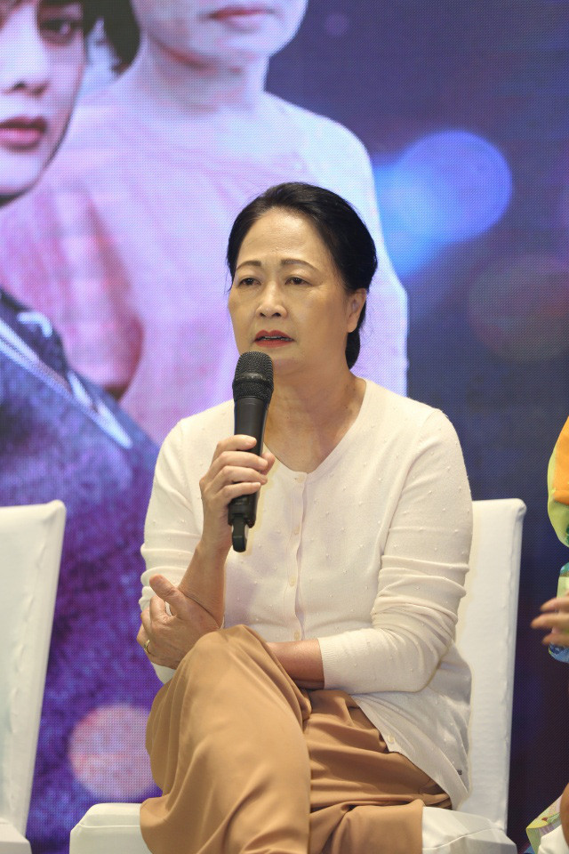 Chia sẻ tại buổi họp báo, bà mẹ chồng khó tính trong "Hương vị tình thân" bày tỏ sự may mắn khi chồng là người tâm lý, hiểu và biết thông cảm cho nghề nghiệp của vợ. Về muộn, về sớm ông xã cũng hỏi han vợ như đã ăn cơm chưa, đi làm có mệt không rồi ăn uống ở đoàn có hợp khẩu vị không.