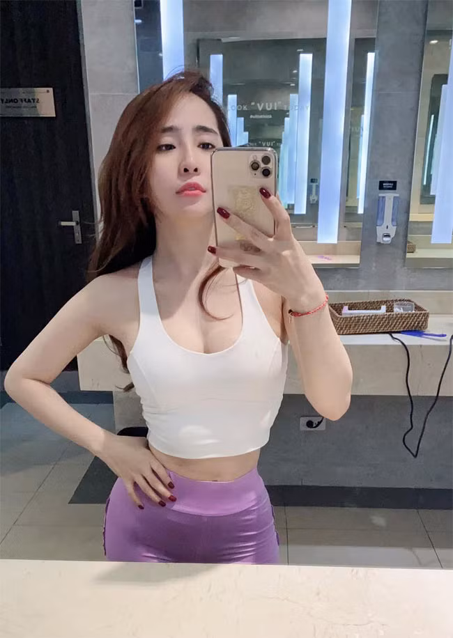 "Ngày tập gym 1,5 giờ + 1 giờ yoga + 1 giờ nhảy múa. Thế đủ chưa cả nhà. Tập xong vẫn thấy thiếu thiếu", nữ diễn viên "Lập trình cho trái tim" chia sẻ một ngày tập luyện.