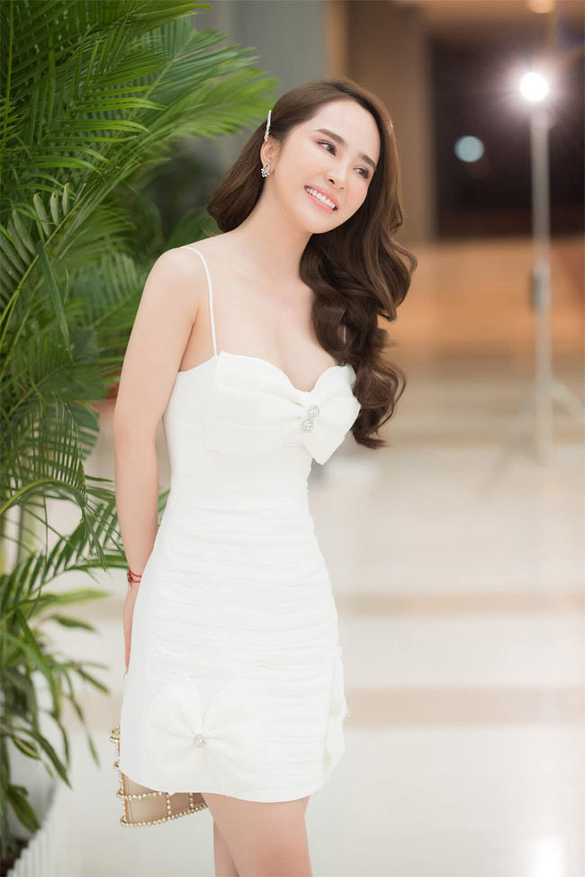 Năm 2019, Quỳnh Nga thừa nhận cô vừa nâng vòng 1 để gợi cảm hơn. "Tôi phẫu thuật vòng một sau khi quay xong bộ phim "Về nhà đi con". Tôi nghĩ làm đẹp một cách văn minh như vậy thì không có lý do gì không chia sẻ. Là phụ nữ, ai cũng mong muốn bản thân đẹp và hoàn thiện, tôi cũng không ngoại lệ...", Quỳnh Nga chia sẻ.