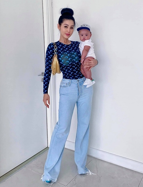 Đinh Phương Ánh và ông xã hòa hợp trong cách nuôi dạy con. Người đẹp 8X ưu tiên dạy con giao tiếp bằng tiếng Việt, Anh và Đan Mạch.