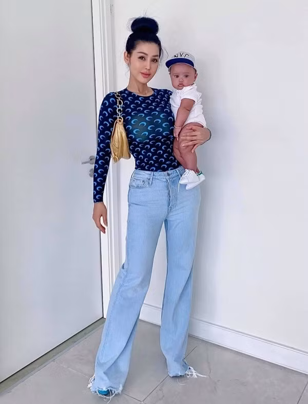 Đinh Phương Ánh và ông xã hòa hợp trong cách nuôi dạy con. Người đẹp 8X ưu tiên dạy con giao tiếp bằng tiếng Việt, Anh và Đan Mạch.