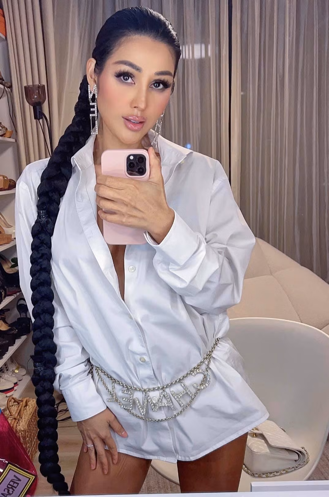 Bà mẹ một con hiện vẫn theo đuổi phong cách "Tây" khác lạ, nóng bỏng và cuốn hút.