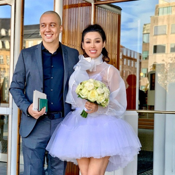 Từng là một ca sĩ, diễn viên được khán giả yêu mến, Maria Đinh Phương Ánh rút dần khỏi làng giải trí để tập trung cho kinh doanh. Cuối năm 2019, người đẹp sinh năm 1985 lên xe hoa với ông xã người Đan Mạch kém cô 1 tuổi sau hơn 3 năm hẹn hò.