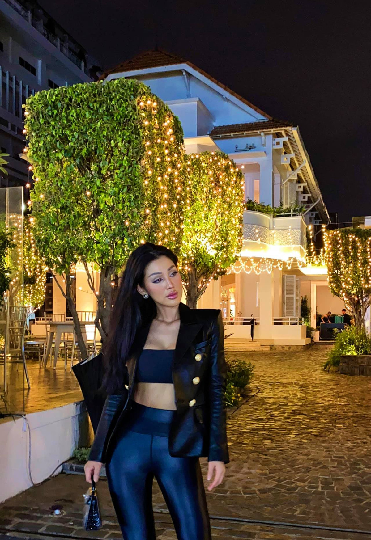 Dù bận rộn với công việc "bỉm sữa" nhưng người đẹp vẫn dành thời gian tập gym để tăng cường sức khỏe và giữ gìn vóc dáng, đặc biệt duy trì vòng 3 nảy nở mang "thương hiệu" của Đinh Phương Ánh.