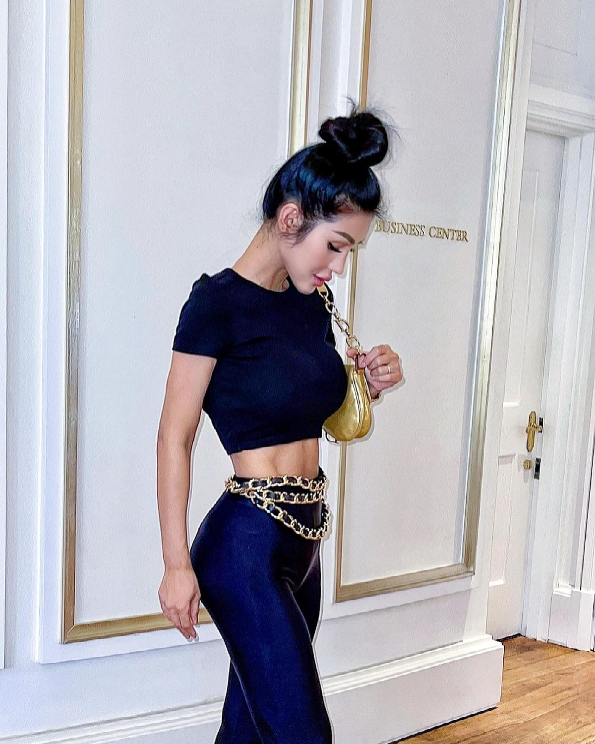 Sau thời điểm rút lui khỏi làng giải trí, năm 2018, Đinh Phương Ánh từng gây bất ngờ với nhan sắc cứng đờ như tượng sáp, bị chỉ trích là lạm dụng "dao kéo". Tuy vậy, “cô Kim siêu vòng 3 của Việt Nam” vẫn thoải mái thể hiện phong cách riêng của bản thân.