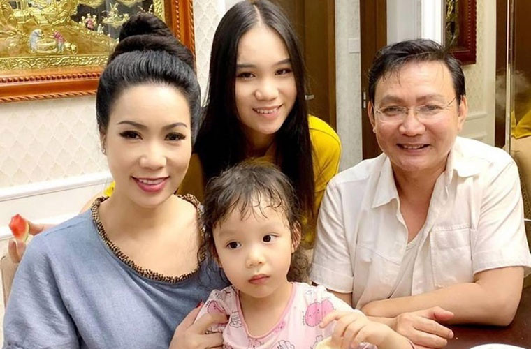 Ở tuổi 50, Trịnh Kim Chi vẫn trẻ đẹp và đang sống hạnh phúc viên mãn bên chồng đại gia và hai con gái. (Ảnh: Vietnamnet)