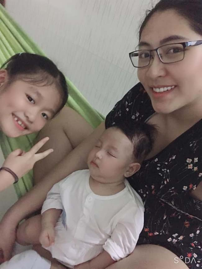 Hoa hậu Đại dương 2014 không còn xuất hiện với hình ảnh sang chảnh thuở nào, thay vào đó là một bà mẹ giản dị, cầu toàn chăm lo cho hai con trai.