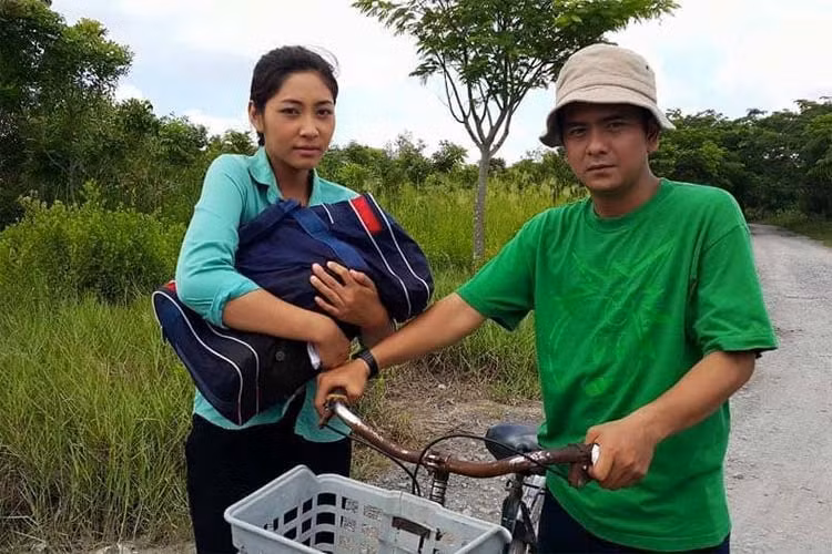 Sau khi đăng quang ngôi hoa hậu, Đặng Thu Thảo tham gia hoạt động showbiz trong vai trò người mẫu, diễn viên. Cô từng đóng một số phim như "Vệ sĩ tiểu thư và chàng khờ", "Người thương kẻ nhớ", "Hot girl làm vợ"...