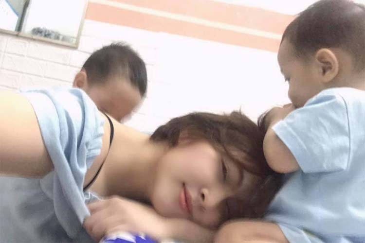 Sinh con xong, Thu Thảo trở thành một bà mẹ bỉm sữa đúng nghĩa, cô dành trọn thời gian chăm sóc hai con sinh đôi.