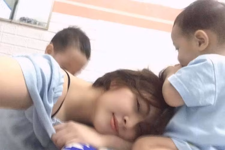 Sinh con xong, Thu Thảo trở thành một bà mẹ bỉm sữa đúng nghĩa, cô dành trọn thời gian chăm sóc hai con sinh đôi.