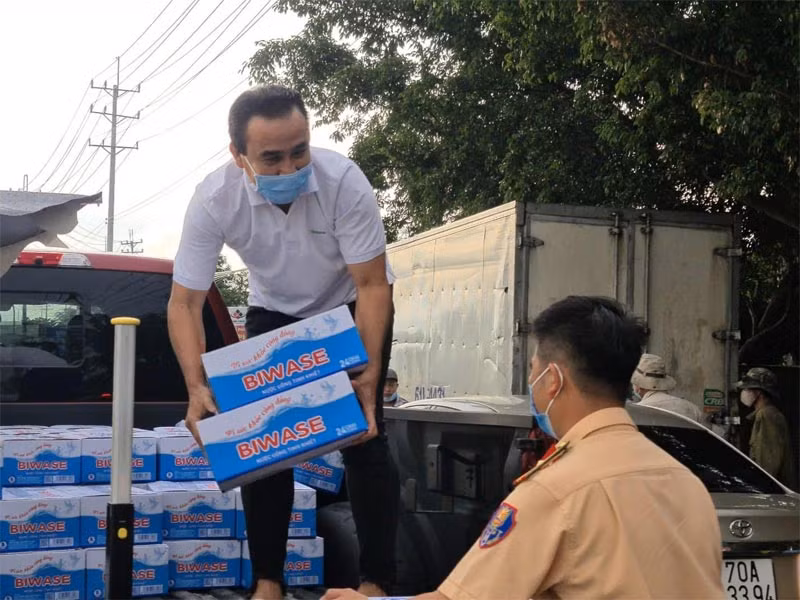 Quyền Linh cho biết, cứ 3 ngày anh lại test nhanh kiểm tra COVID-19 một lần để đảm bảo an toàn cho bản thân và những người cùng làm với mình.