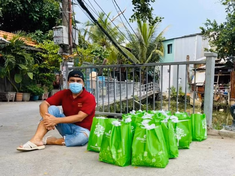 Hình ảnh giản dị, gần gũi và thân thương của Quyền Linh khiến nhiều người cay mắt.