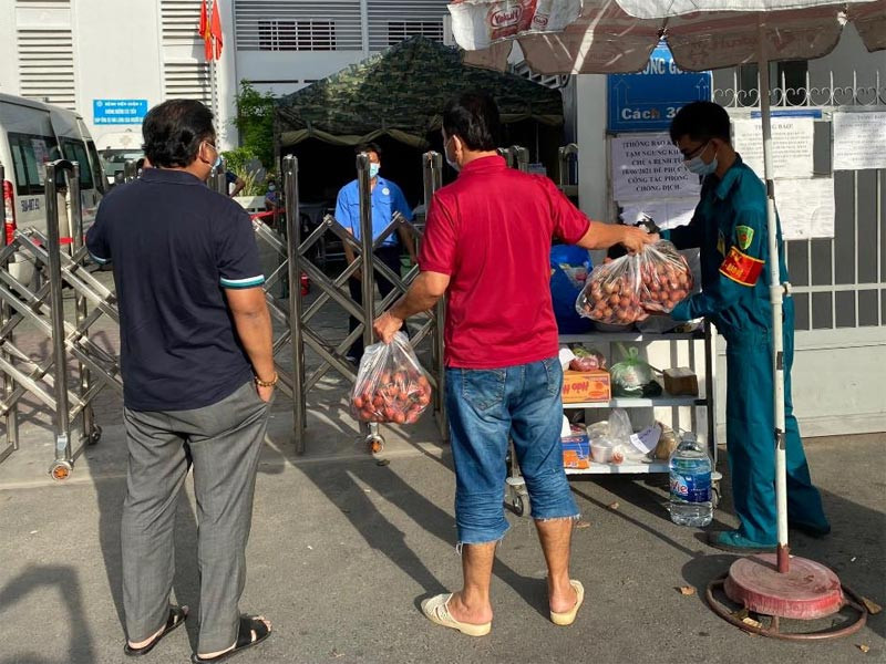 "Tôi cũng có nỗi lo chứ, có ai dám chắc là mình an toàn tuyệt đối. Nhưng đã có hàng trăm người không nề hà lao vào gánh vác trách nhiệm vì có biết bao nhiêu bà con nghèo đang chờ đợi. Ai cũng sợ thì ai sẽ làm những việc như thế này...", Quyền Linh chia sẻ với Tuổi Trẻ.