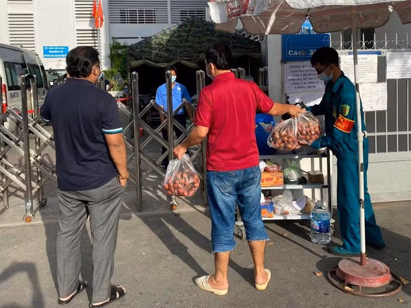 "Tôi cũng có nỗi lo chứ, có ai dám chắc là mình an toàn tuyệt đối. Nhưng đã có hàng trăm người không nề hà lao vào gánh vác trách nhiệm vì có biết bao nhiêu bà con nghèo đang chờ đợi. Ai cũng sợ thì ai sẽ làm những việc như thế này...", Quyền Linh chia sẻ với Tuổi Trẻ.