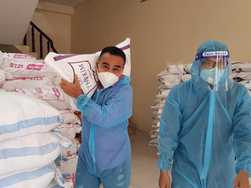 Không nề hà gian khổ, nam MC "Bạn muốn hẹn hò" không chỉ tận tay trao từng phần quà tới bà con mà còn không ngại ngần bê vác từng bao gạo nặng tới những khu vực cách ly.