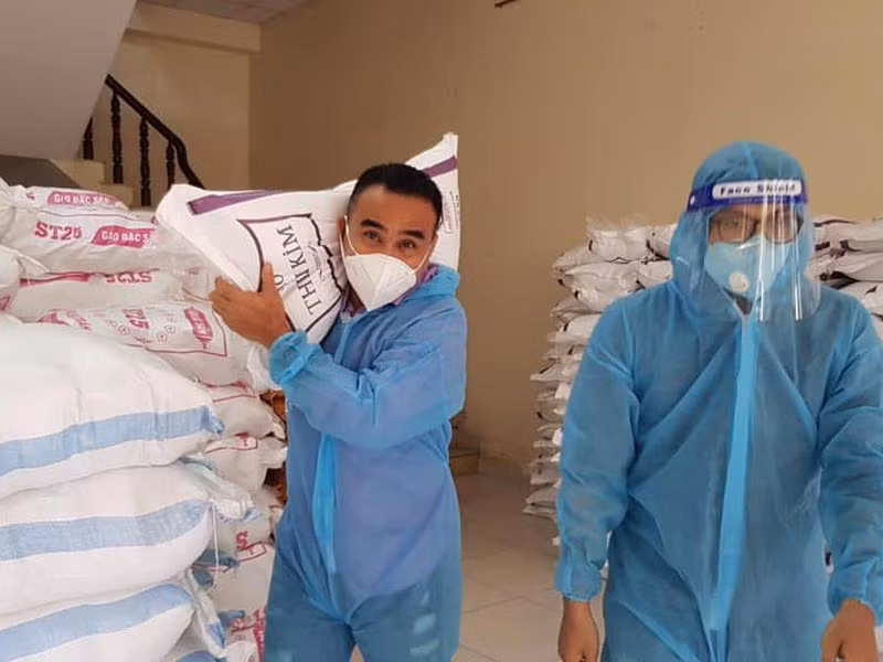 Không nề hà gian khổ, nam MC "Bạn muốn hẹn hò" không chỉ tận tay trao từng phần quà tới bà con mà còn không ngại ngần bê vác từng bao gạo nặng tới những khu vực cách ly.