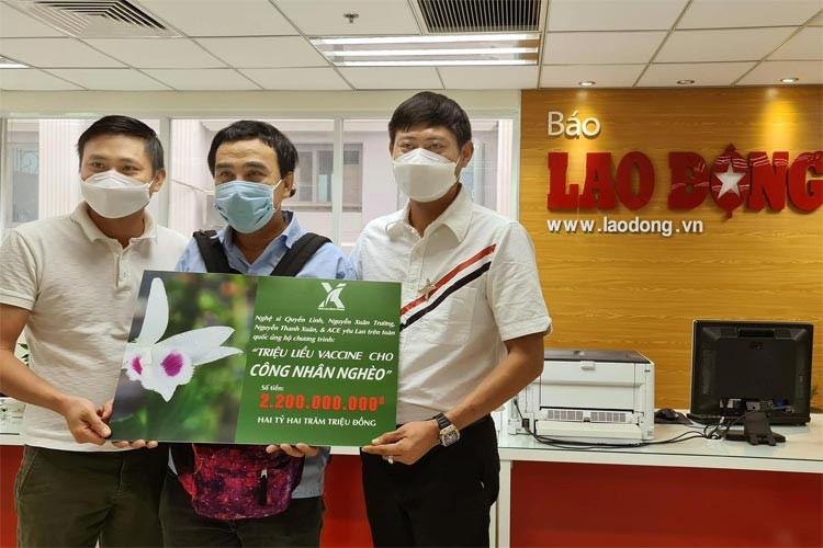 Nam MC còn cùng các bạn bè và hội anh em yêu hoa lan trên toàn quốc ủng hộ 2,2 tỷ đồng cho đại diện Trung tâm y tế TP.HCM để mua vắc xin cho công nhân và người lao động nghèo. Xem video "MC Quyền Linh dốc tiền túi giúp người nghèo". Nguồn VTC