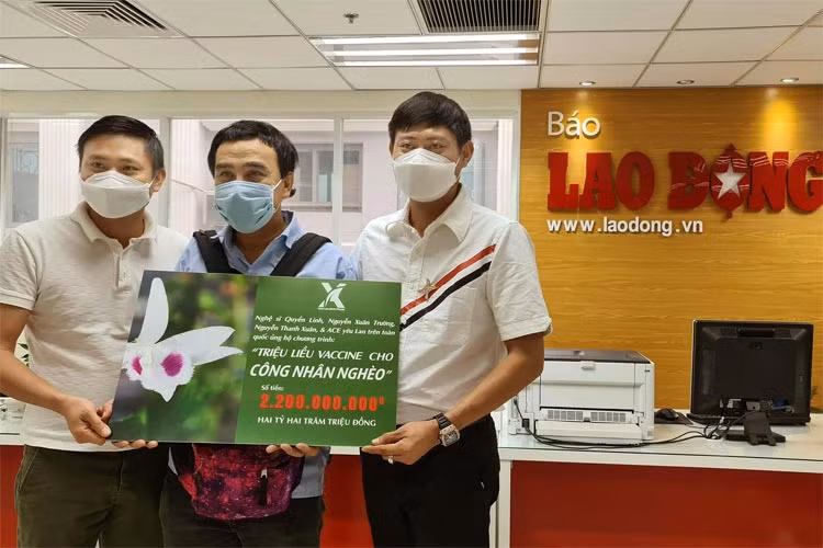 Nam MC còn cùng các bạn bè và hội anh em yêu hoa lan trên toàn quốc ủng hộ 2,2 tỷ đồng cho đại diện Trung tâm y tế TP.HCM để mua vắc xin cho công nhân và người lao động nghèo. Xem video "MC Quyền Linh dốc tiền túi giúp người nghèo". Nguồn VTC