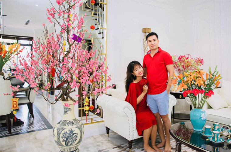 Vân Hugo và ông xã về chung một nhà từ tháng 7/2020 nhưng chưa tổ chức đám cưới vì tình hình dịch bệnh hoành hành. Hai người hẹn hò nhau gần 2 năm trước khi thành vợ chồng.