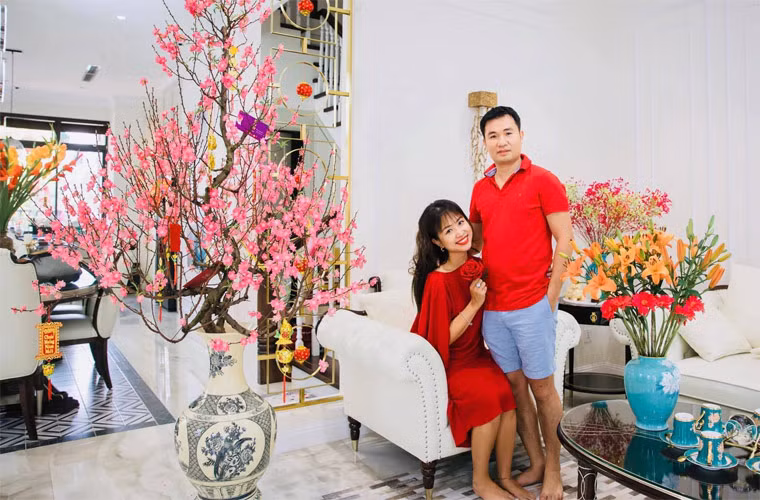 Vân Hugo và ông xã về chung một nhà từ tháng 7/2020 nhưng chưa tổ chức đám cưới vì tình hình dịch bệnh hoành hành. Hai người hẹn hò nhau gần 2 năm trước khi thành vợ chồng.