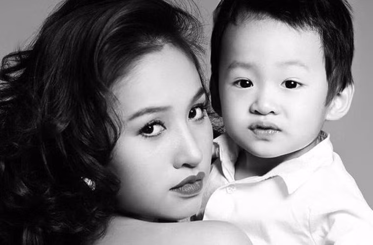 Vân Hugo trải qua hai năm trầm cảm sau ly hôn, sau đó cô còn gặp khó khăn về sức khỏe vì dây thanh quản có vấn đề và mắt ngày càng mờ đi vì nhược thị.