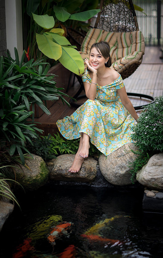 Năm 2020 Vân Hugo được bạn trai cầu hôn. Sau đó anh tặng cô một căn biệt thự màu trắng để đón hai mẹ con vào TP.HCM sống cùng.