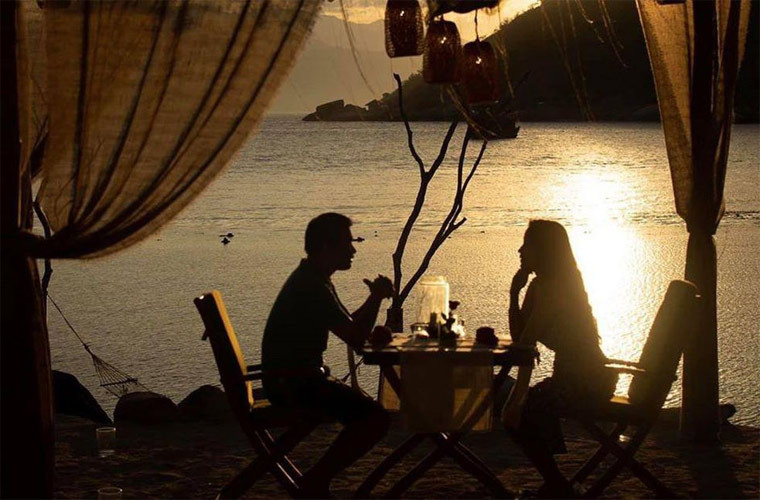 “Tôi nhận được lời cầu hôn ở biển, nơi tôi yêu thích nhất và cũng vào thời điểm sâu lắng nhất. Khi tôi nhìn thấy anh ấy quỳ xuống, mơ ước của tôi về một khung cảnh như thế, một con người như thế đã thành hiện thực”, nữ diễn viên “Hoa nở trái mùa” chia sẻ.