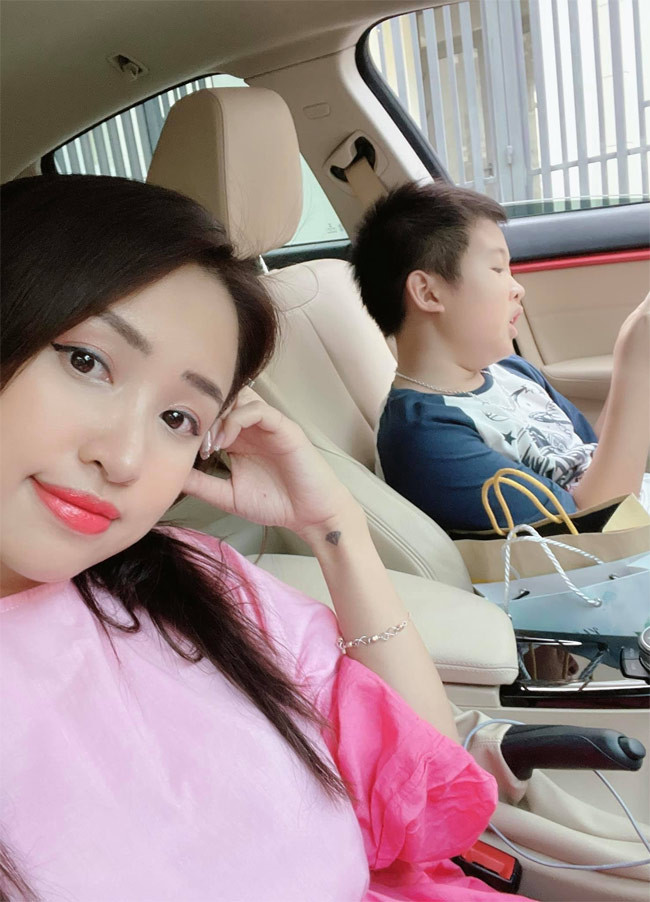 Hiện, nữ MC Đường lên đỉnh Olympia vẫn giữ mối quan hệ tốt đẹp với bố mẹ chồng cũ. Cô thường xuyên tặng quà cho bố mẹ chồng cũ còn hai ông bà cũng vẫn gọi điện, nhắn tin hỏi thăm cô và cháu nội.