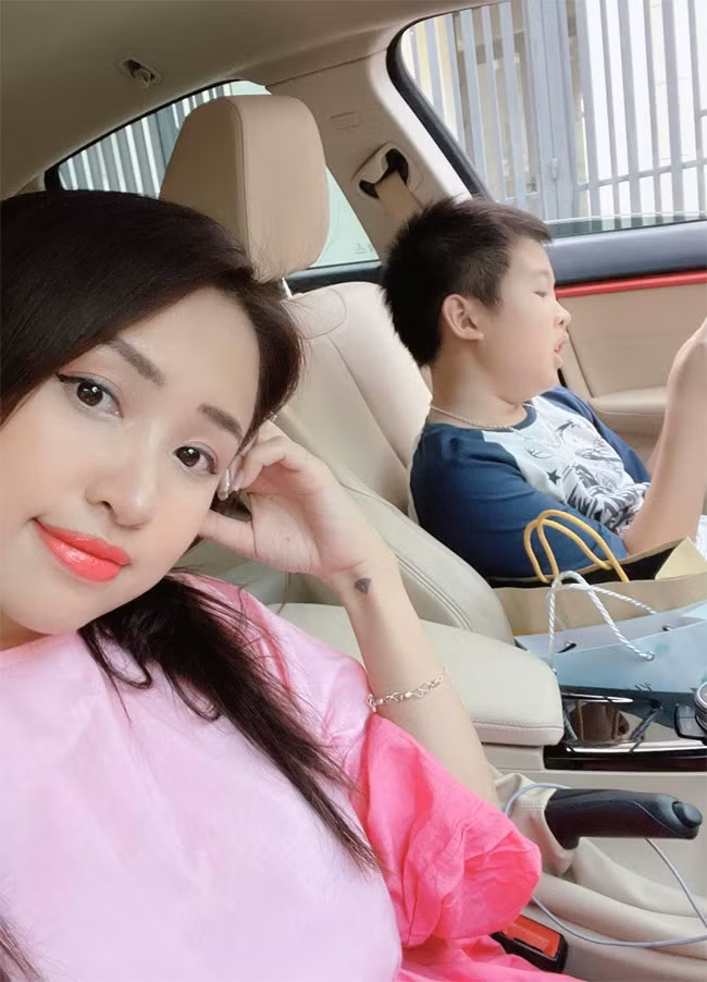 Hiện, nữ MC Đường lên đỉnh Olympia vẫn giữ mối quan hệ tốt đẹp với bố mẹ chồng cũ. Cô thường xuyên tặng quà cho bố mẹ chồng cũ còn hai ông bà cũng vẫn gọi điện, nhắn tin hỏi thăm cô và cháu nội.