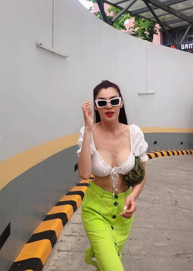 Tuy nhiên, khi nhìn gần hơn, nhiều người sẽ thấy Trân Đài lộ nhược điểm vòng 1 bị xệ.