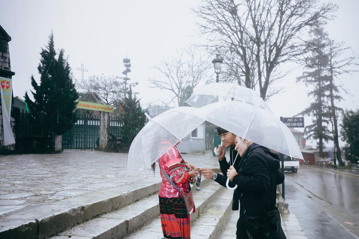 Trước đó, doanh nhân Ngọc Tiền không ngại thể hiện tình yêu mãnh liệt dành cho ông xã. Nam diễn viên cũng đáp lại bằng những hành động ngọt ngào.
