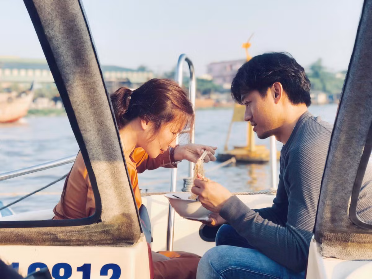 Mới đây, trên trang cá nhân, bà xã Quý Bình đăng tải lại hình ảnh hai vợ chồng vi vu trên du thuyền, kèm theo đó là những dòng ngọt ngào: "Đến 1 ngày, có 1 người khiến tôi phải ngước lên nhìn anh ấy. Để rồi cùng nhau lênh đênh trên sông với tô mì gói buổi sáng, hay nhoài người dưới chân anh ấy nghe nhạc du dương, sóng biển vỗ vào mạn thuyền. Những ngày dưới mưa phùn hay vui đùa với tuyết lạnh...