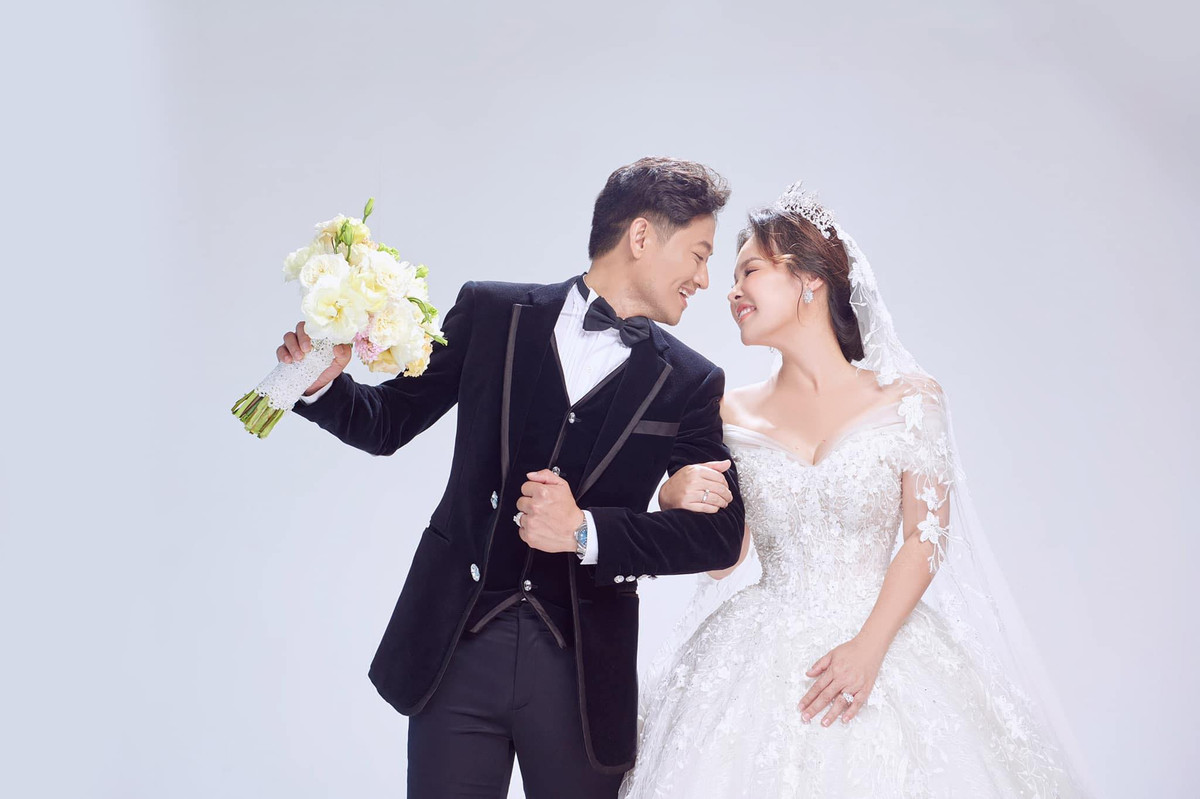 ...Lúc vui cười, khi tôi hờn anh vì cái tôi của tôi to như cột đình (nay bị anh gọt nhỏ lại rồi), để rồi lại yêu thương anh hơn vạn giờ trước. Em luôn phía sau như cái ôm hôm ấy, ủng hộ hết tâm trí cho những lựa chọn và quyết định của anh. Em tin anh sẽ thành công với điều anh thực hiện. Yêu anh, không ngừng yêu anh!".