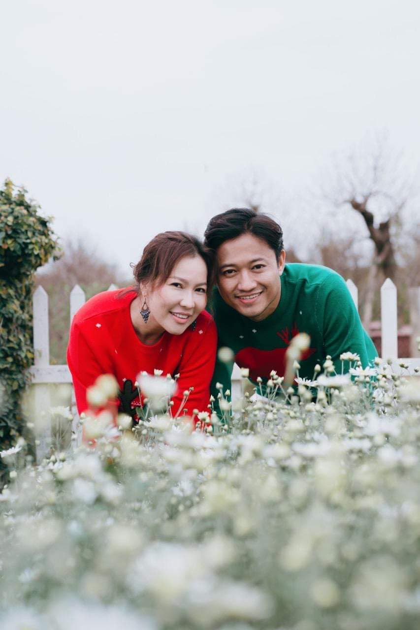 Hình ảnh thời còn yêu đương hẹn hò lãng mạn của hai vợ chồng.