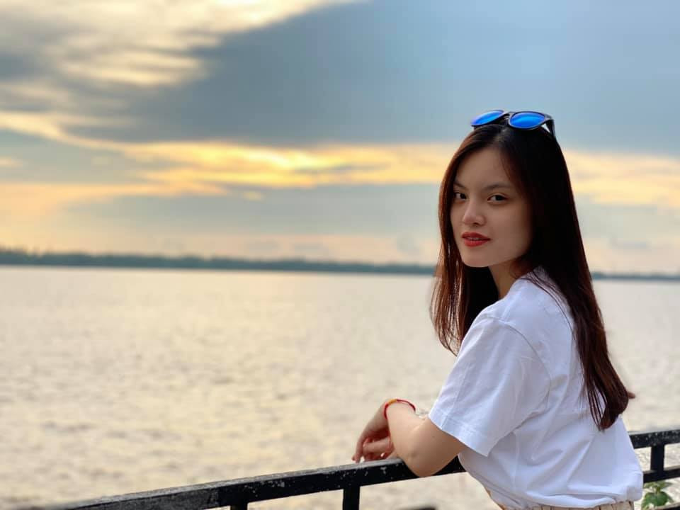 Sunny Đan Ngọc tự tin khoe nhan sắc tự nhiên trong những khung hình.