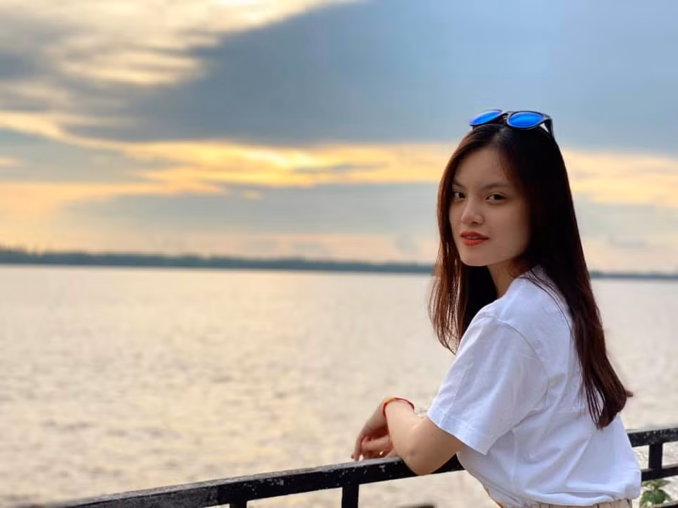 Sunny Đan Ngọc tự tin khoe nhan sắc tự nhiên trong những khung hình.