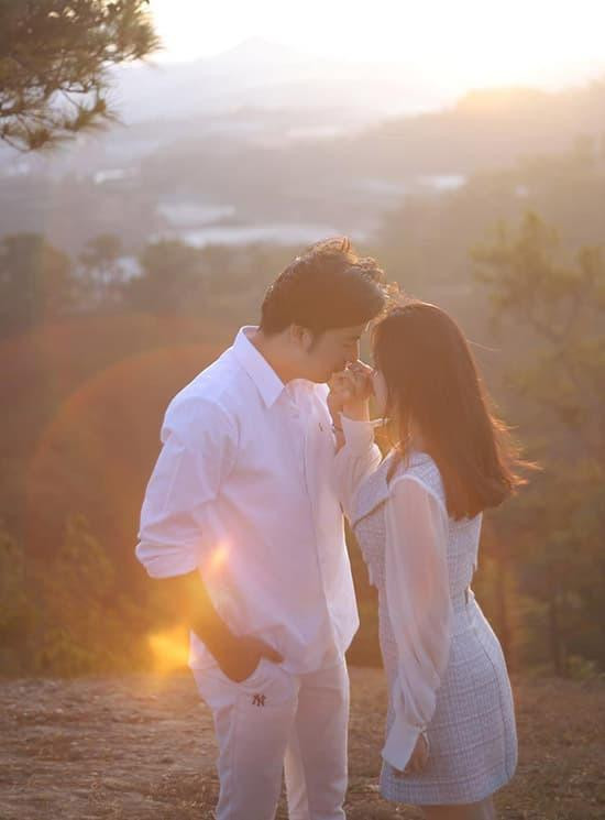 Nam diễn viên "Trang trại hoa hồng" đăng ảnh tình tứ bên bạn gái trong dịp Valentine 14/2 ở Nha Trang cùng chia sẻ đầy ngọt ngào: "Cảm ơn em đã yêu thương, đồng hành cùng anh trên mọi nẻo đường. Anh biết có những lúc anh làm em buồn nhưng chưa bao giờ anh ngừng yêu em cả. Cầu mong em luôn được vui và bình an. Mãi nắm tay nhau em nhé. Yêu em nhiều".