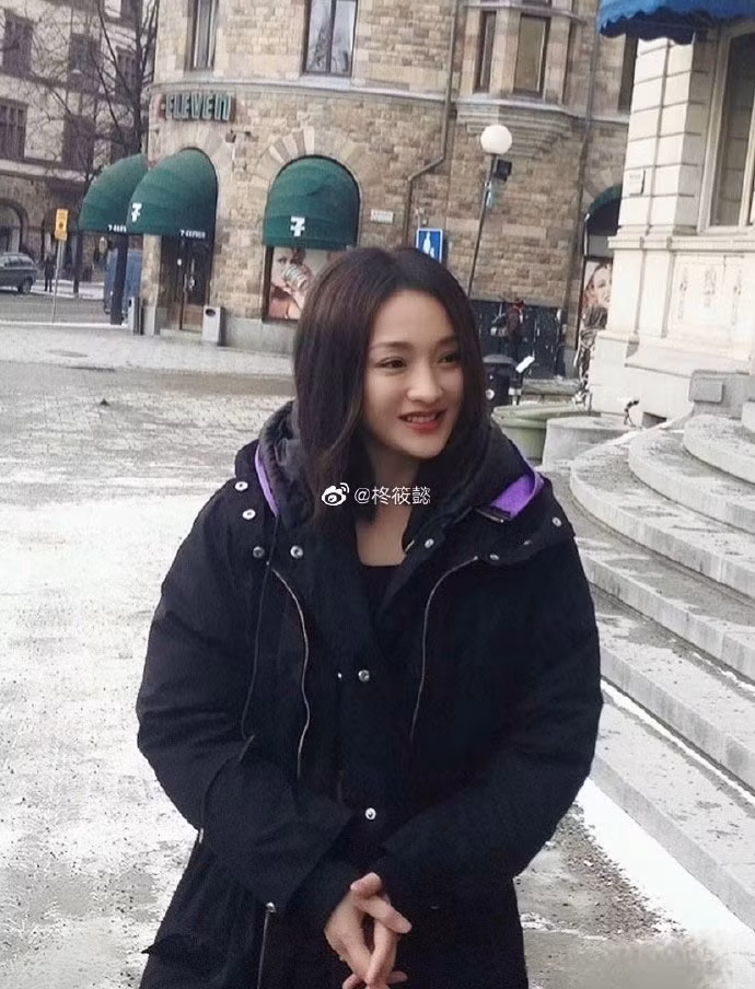 Cô ghi dấu với nhiều bộ phim như: "Anh hùng xạ điêu", "Mùa quýt chín", "Họa bì", "Dạ yến", "Cao lương đỏ", "Sông Tô Châu", "Tân lộc đỉnh ký"... (Ảnh: weibo)