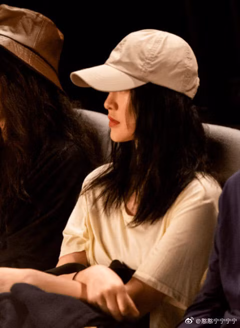 Với tài năng diễn xuất thiên bẩm dù không qua bất kỳ một trường lớp diễn xuất nào, Châu Tấn còn được mệnh danh là "Thiên tài diễn xuất", "Châu Tấn diễn xuất", "Nàng thơ của điện ảnh Trung Hoa", "Nàng thơ của các nàng thơ". (Ảnh: weibo)