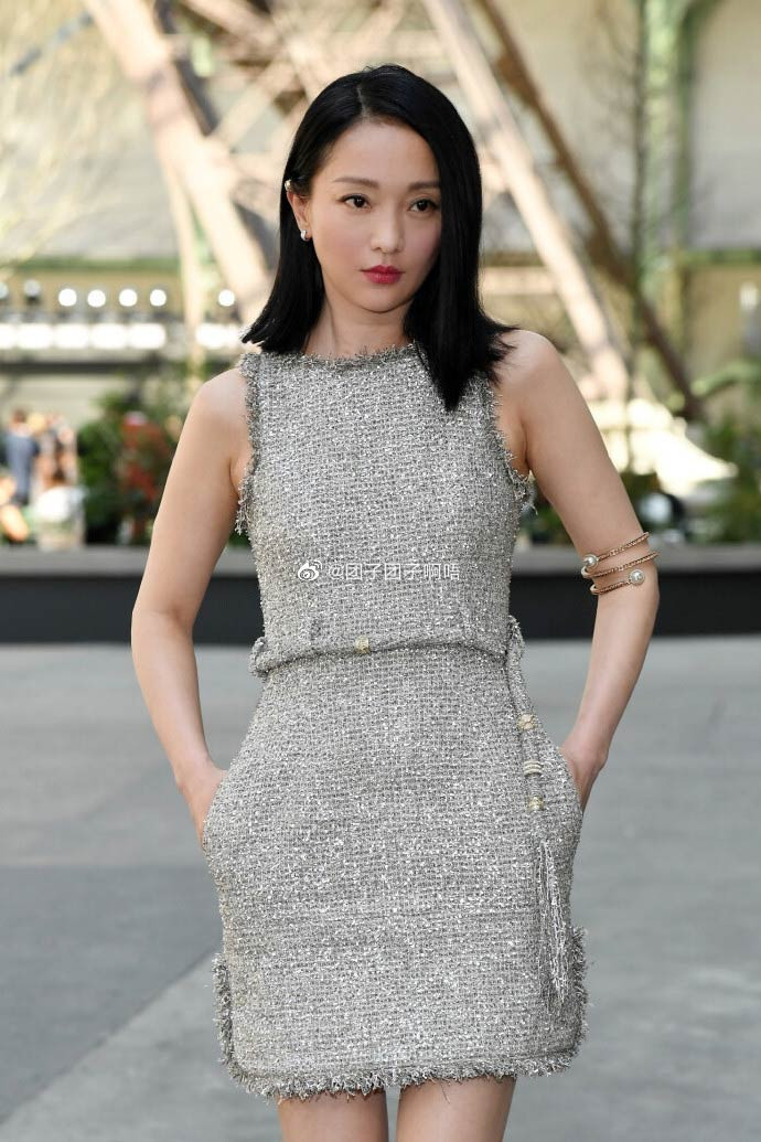 Khuôn mặt nhỏ cùng dáng người mảnh là một trong những yếu tố giúp Châu Tấn trẻ trung hơn tuổi thật rất nhiều. (Ảnh: weibo)