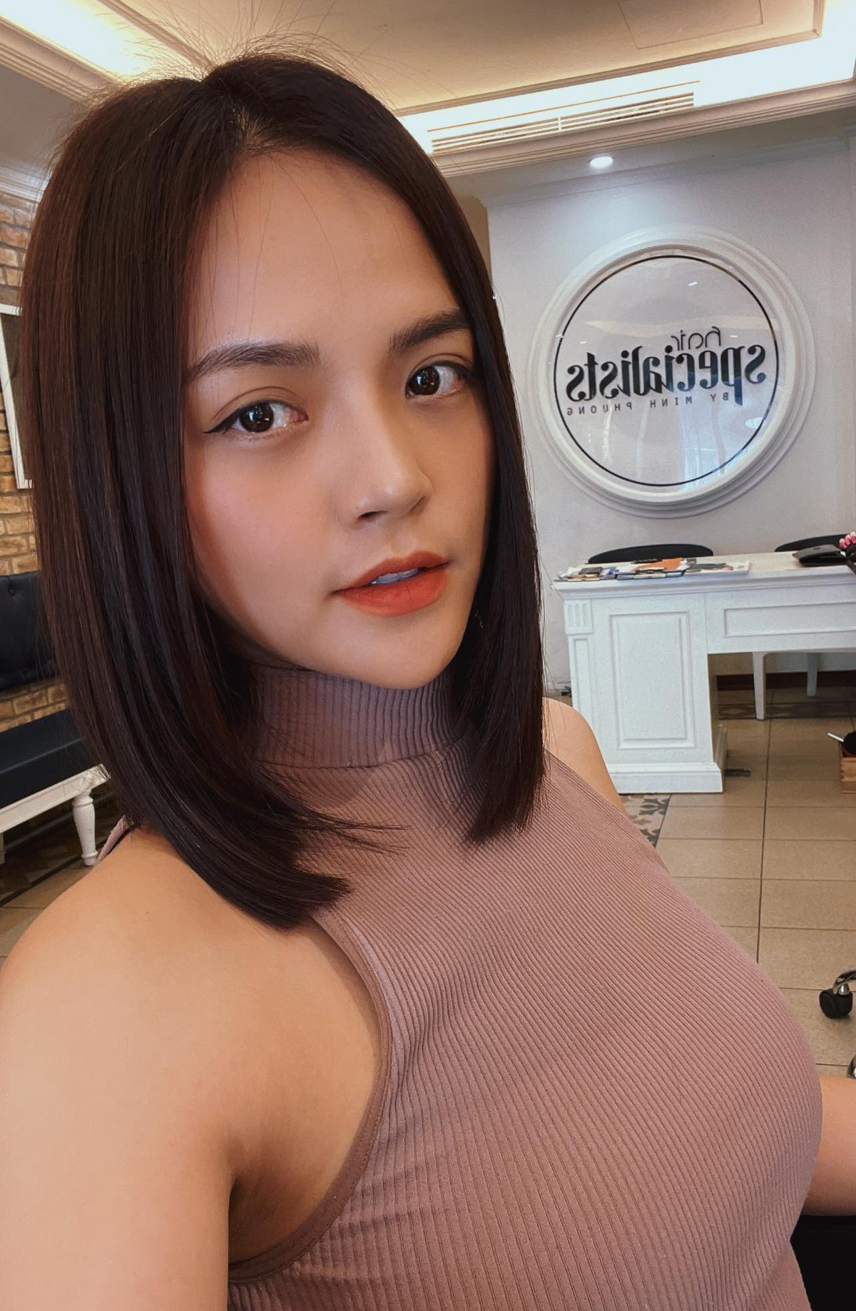 "Cằm chị Quỳnh như vậy sẵn rồi. Hồi xưa xem Hoa hậu Việt Nam, ấn tượng với chị ấy lắm luôn. Xinh mà lại cùng tên với mình nên nhớ mãi", một fan trùng tên với Thu Quỳnh lên tiếng bênh vực thần tượng.