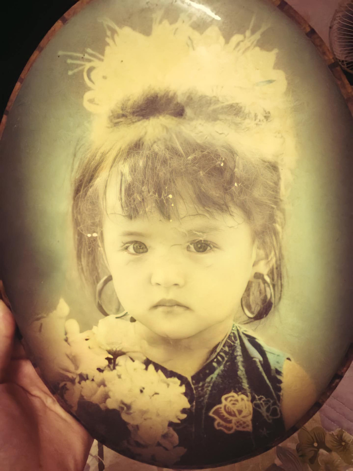 Mới đây nhất, Thu Quỳnh còn khoe ảnh hồi bé cực đáng yêu như ngầm khẳng định vẻ đẹp tự nhiên "mẹ đẻ ra đã thế".