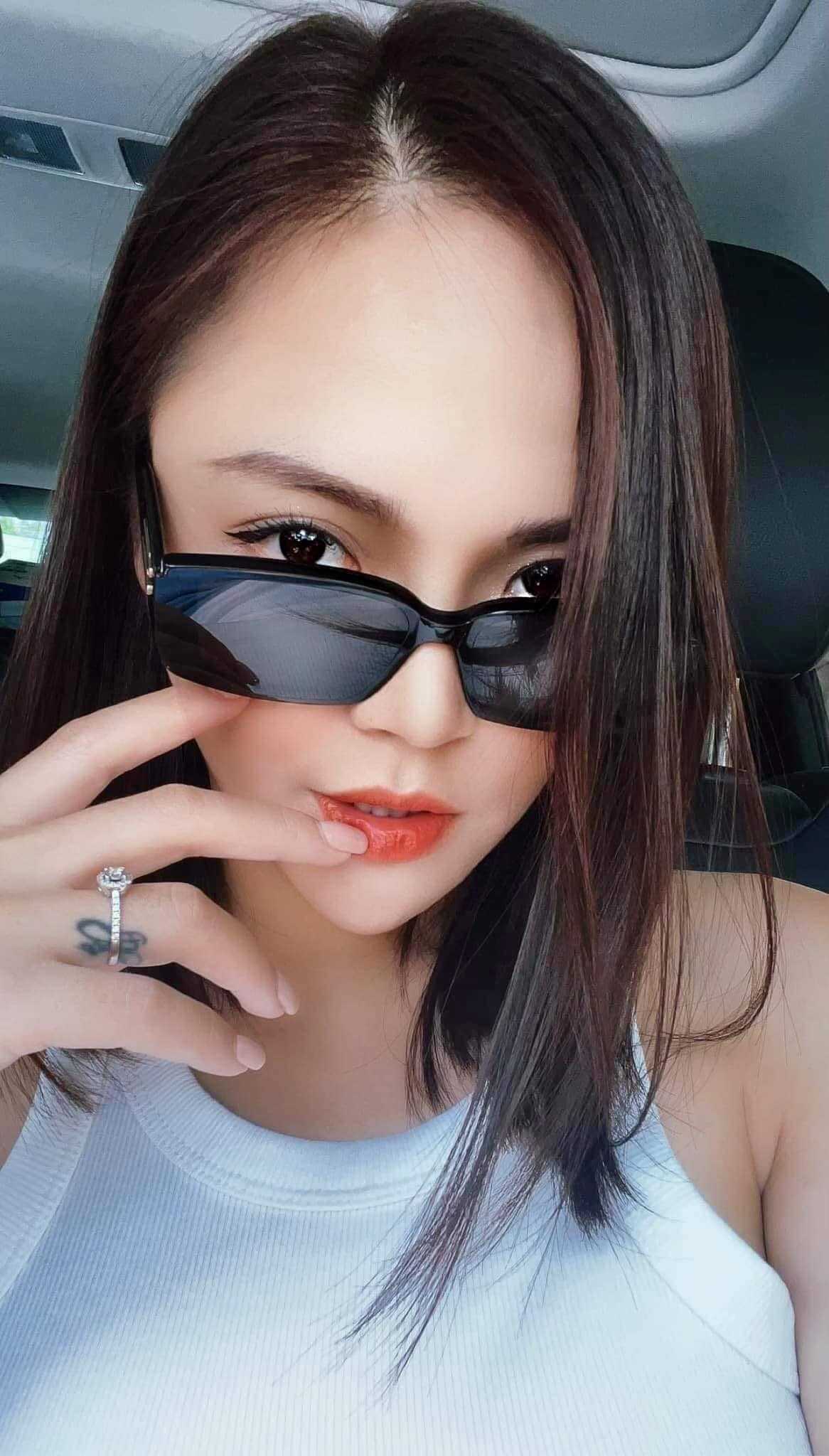 Không ít fan theo dõi mỹ nhân sinh năm 1988 từ lâu cũng khẳng định phần cằm của nữ diễn viên vốn đã dài sẵn.