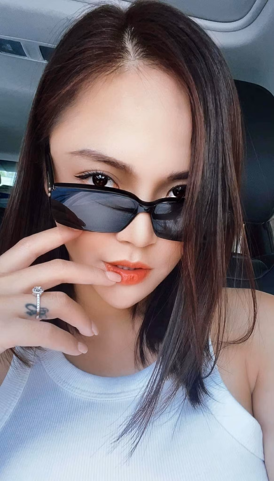 Không ít fan theo dõi mỹ nhân sinh năm 1988 từ lâu cũng khẳng định phần cằm của nữ diễn viên vốn đã dài sẵn.